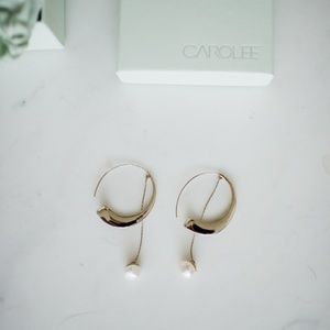 CaroleeGold Sculptural Hoop with linear Pearl Drop